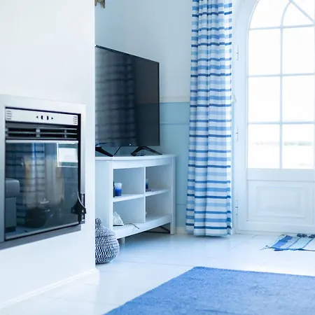 Santa Blue T2 - Santa Cruz Center Silveira (Lisbon)